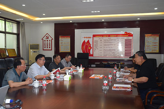 臨汾市市場(chǎng)監(jiān)督管理局局長(zhǎng)、非公企業(yè)黨委書(shū)記張東紅<br>在科海集團(tuán)調(diào)研非公黨建工作