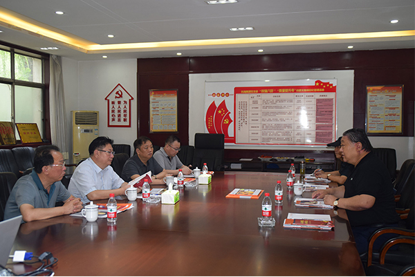 臨汾市市場監(jiān)督管理局局長、非公企業(yè)黨委書記張東紅<br>在科海集團調(diào)研非公黨建工作